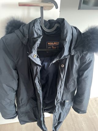 Abrigo Woolrich Negro con Capucha y Pelo