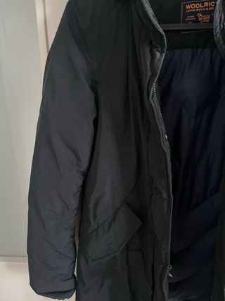 Abrigo Woolrich Negro con Capucha y Pelo