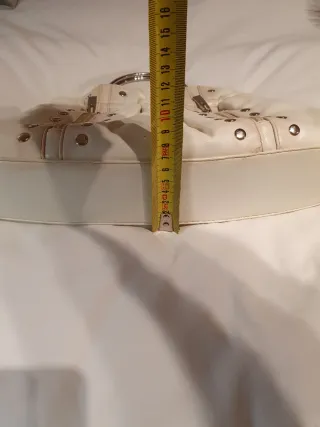 Bolso blanco estilo culo