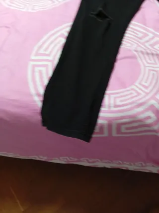Pantalón negro chico con rotos