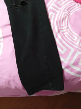 Pantalón negro chico con rotos