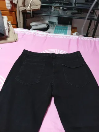 Pantalón negro chico con rotos