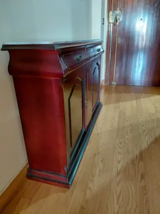 Recibidor clásico madera y mármol.