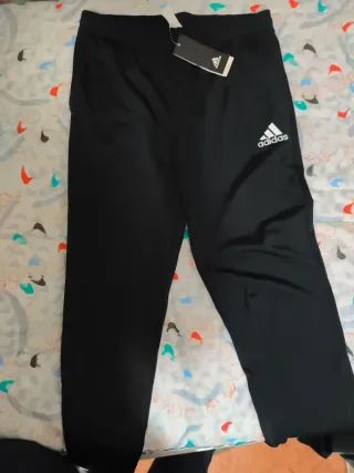 2 Pantalones Adidas XL y L 1 Pantalón Joma L