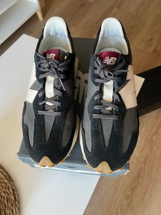 New Balance 327 Negro y Gris