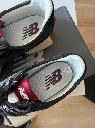 New Balance 327 Negro y Gris