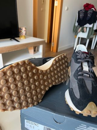 New Balance 327 Negro y Gris