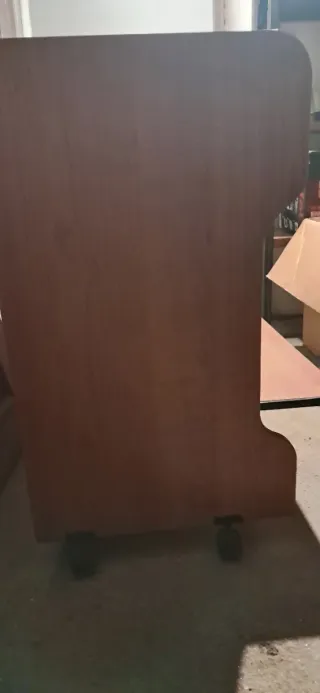 Mesa de madera marrón