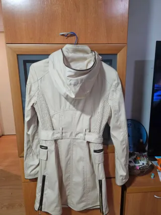 Chaqueta beige con capucha mujer