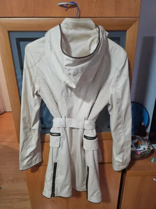 Chaqueta beige con capucha mujer