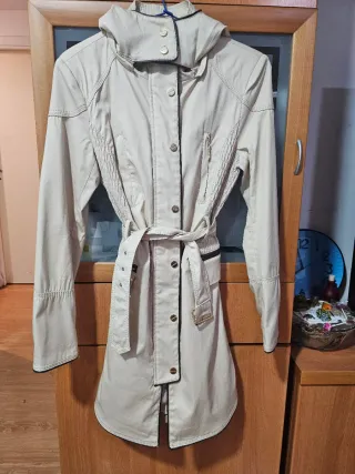 Chaqueta beige con capucha mujer