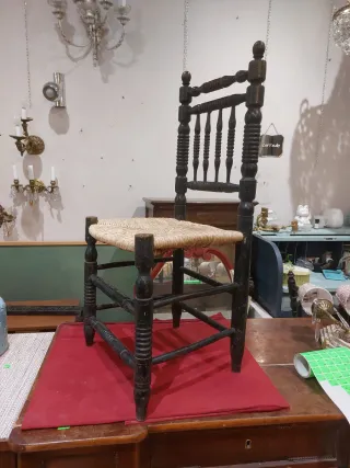 Silla de madera y rafia