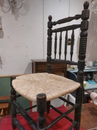 Silla de madera y rafia