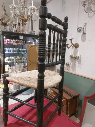 Silla de madera y rafia