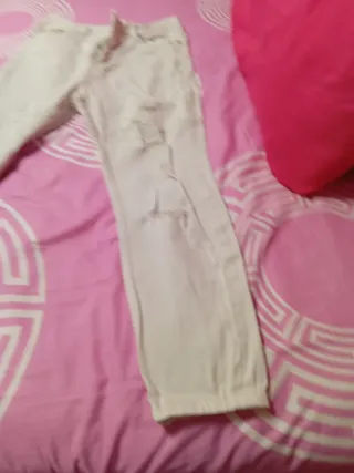 Pantalón vaquero desgarrado chico