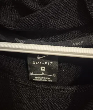 Sudadera Nike Dri-FIT con logo Swoosh