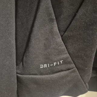 Sudadera Nike Dri-FIT con logo Swoosh