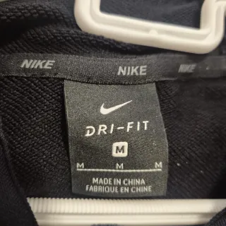 Sudadera Nike Dri-FIT con logo Swoosh