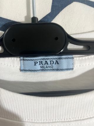 Camiseta Prada Blanca con Estampado Azul