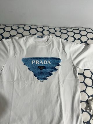 Camiseta Prada Blanca con Estampado Azul
