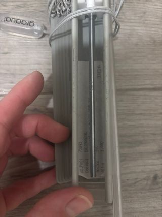 Confezione di persiane veneziane in alluminio grigio chiaro