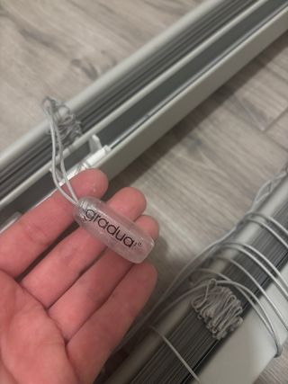 Confezione di persiane veneziane in alluminio grigio chiaro