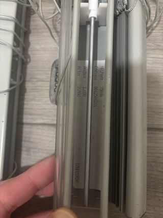 Confezione di persiane veneziane in alluminio grigio chiaro