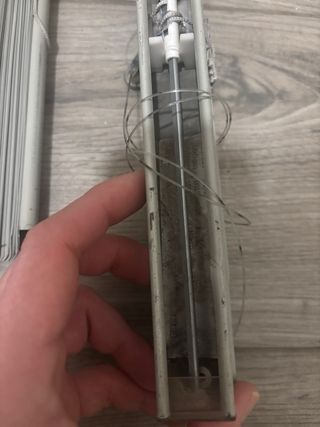 Confezione di persiane veneziane in alluminio grigio chiaro