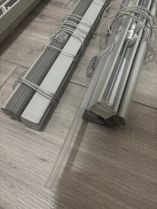 Confezione di persiane veneziane in alluminio grigio chiaro