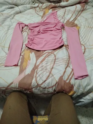 Top rosa asimétrico con manga larga