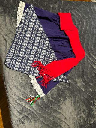 Traje arrantzale azul y rojo