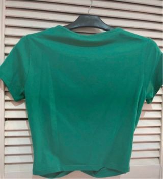 Camiseta verde cruzada Stradivarius Talla M nueva