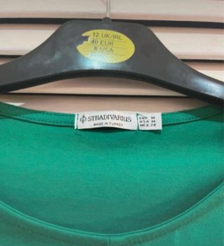 Camiseta verde cruzada Stradivarius Talla M nueva