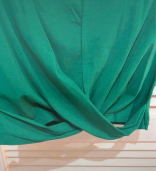 Camiseta verde cruzada Stradivarius Talla M nueva