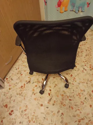 Silla de oficina ergonómica negra