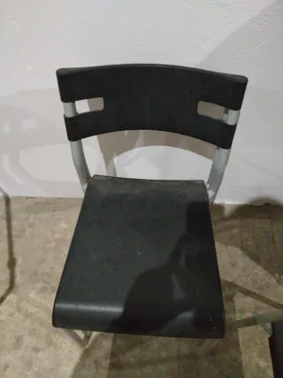 Sillas Negras y Plateadas