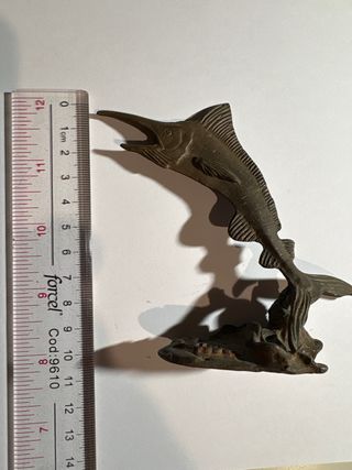 Pisa papeles pez espada decorativo de metal