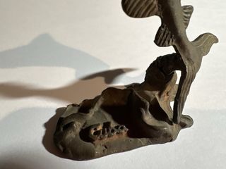 Pisa papeles pez espada decorativo de metal