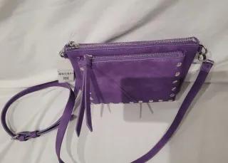 BOLSO MORADO CON TACHUELAS PARFOIS.