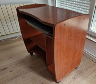 Mesa de ordenador en madera.