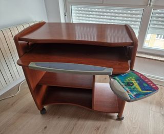 Mesa de ordenador en madera.