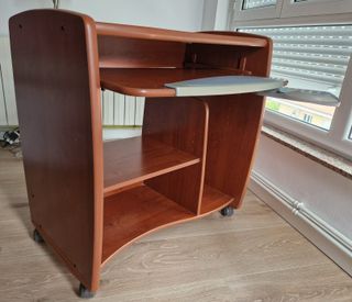 Mesa de ordenador en madera.