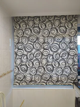 Estor enrollable con estampado de círculos