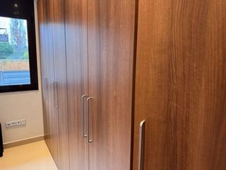 Armario de madera oscuro