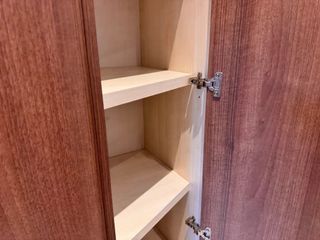 Armario de madera oscuro