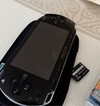 PSP 1004 Negra + 4 Juegos