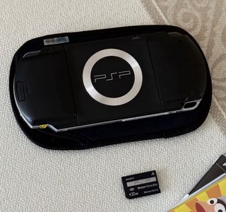 PSP 1004 Negra + 4 Juegos