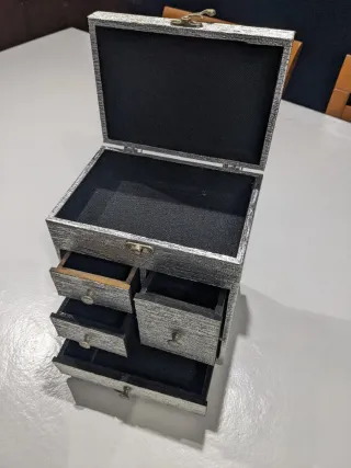 Joyero con cajones y cierre