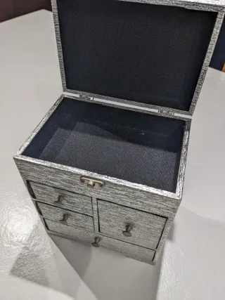 Joyero con cajones y cierre