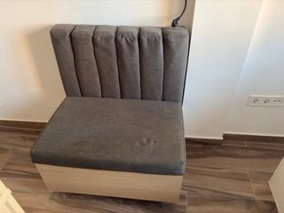 Sillón tapizado gris con base de madera